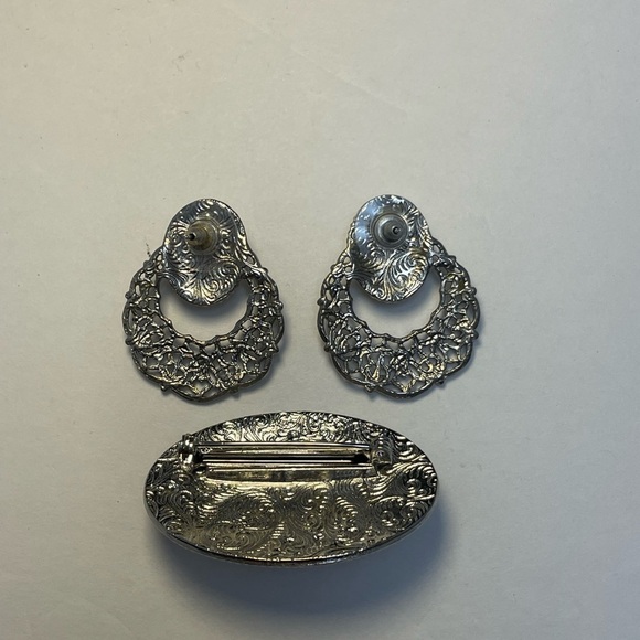 Feaux pearl and filigree and door knocker style earrings and brooch - Picture 3 of 7